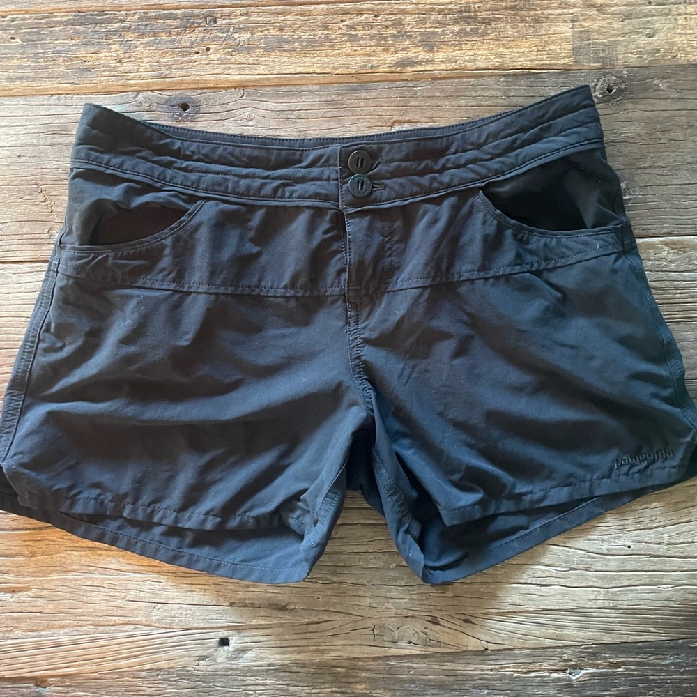 Patagonia Wavefarer color block water/board shorts size 4. Black.